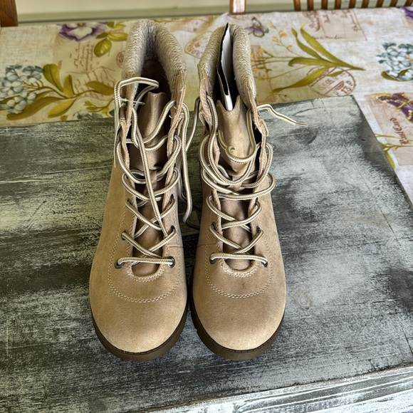 NWT woman’s boots - Picture 3 of 6